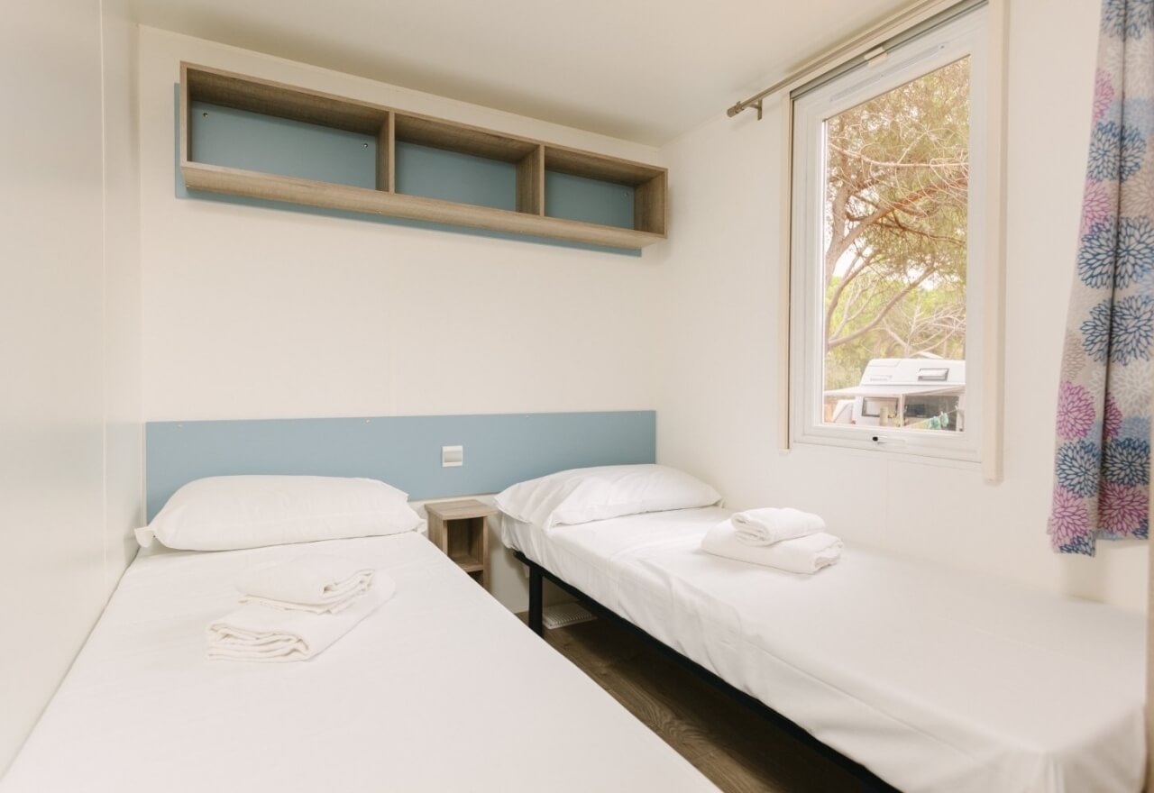 habitación con dos camas individuales